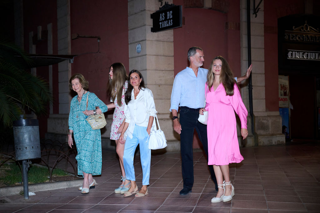 Η βασίλισσα Λετίθια με την οικογένεια και την πεθερά της είδαν την ταινία Barbie