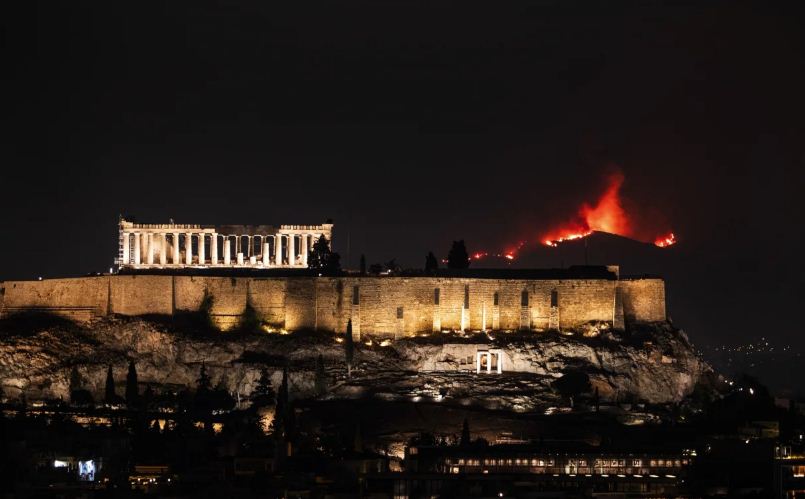 Ένα παγκόσμιο σύμβολο και οι «πύρινες γλώσσες»: Η φωτογραφία της Ακρόπολης που έκανε τον γύρο του κόσμου