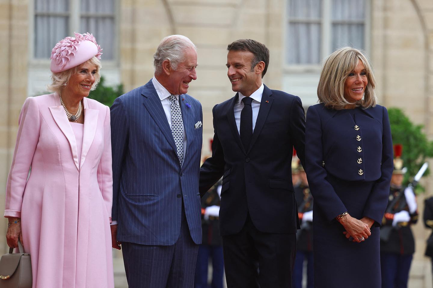 Η Καμίλα εντυπωσίασε στη Γαλλία – Με Dior φόρεμα και κολιέ της βασίλισσας Ελισάβετ