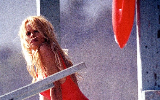 Η Pamela Anderson πουλάει το iconic μαγιό του Baywatch
