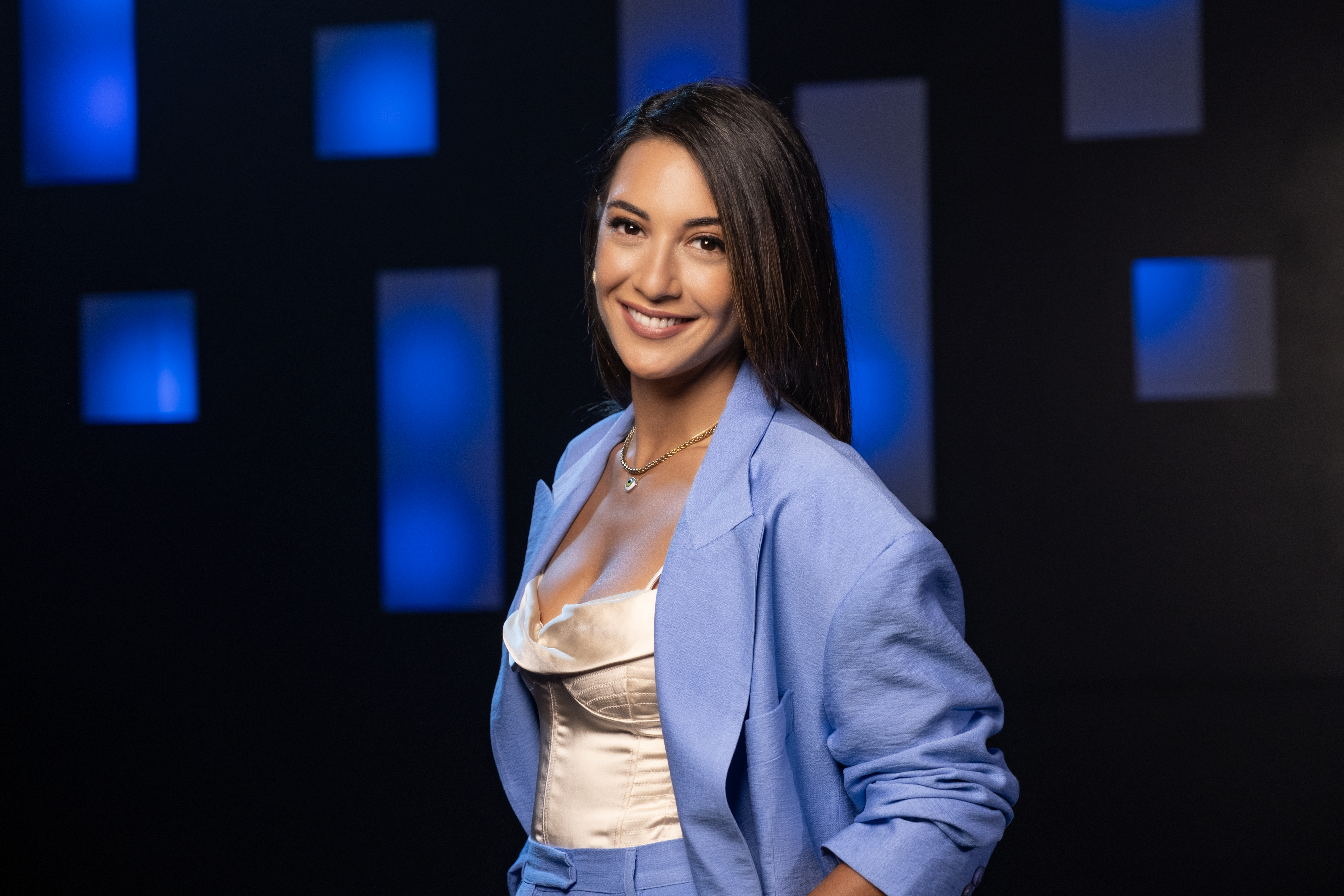 H Ευγενία Σαμαρά έχει κάνει το mix and much τέχνη- Με σαλοπέτα και ψηλά τακούνια