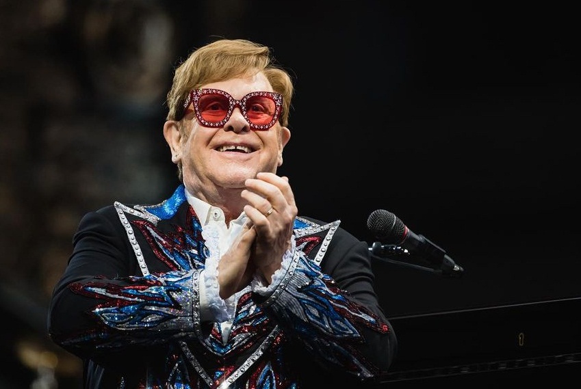 Ο Elton John τιμά τον γιο του και η ιστορία του συγκινεί