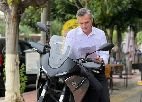 Μάριος Αθανασίου: Η αποστομωτική απάντηση για το γκέι φιλί (video)