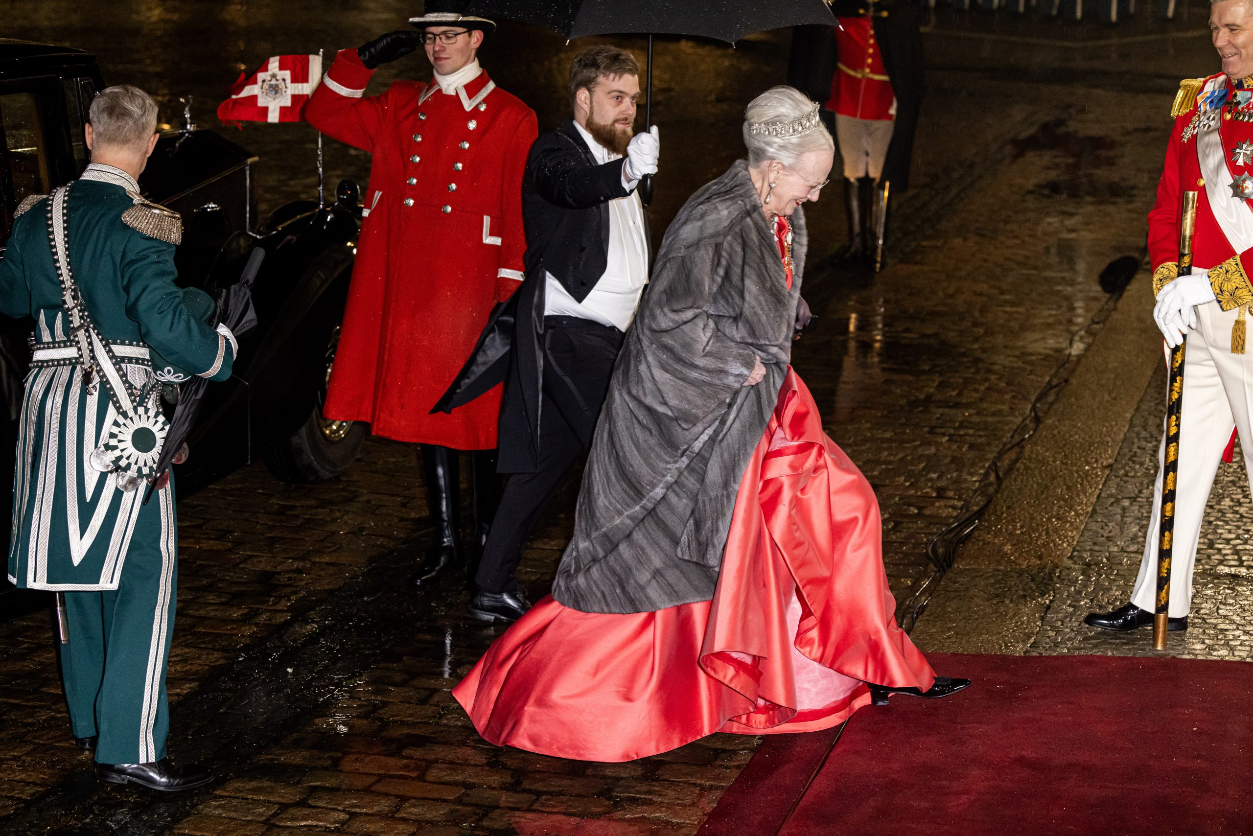 Βασίλισσα Μαργαρίτα: Η πρώτη εμφάνιση με τον γιο και τη νύφη της μετά την παραίτηση από τον θρόνο