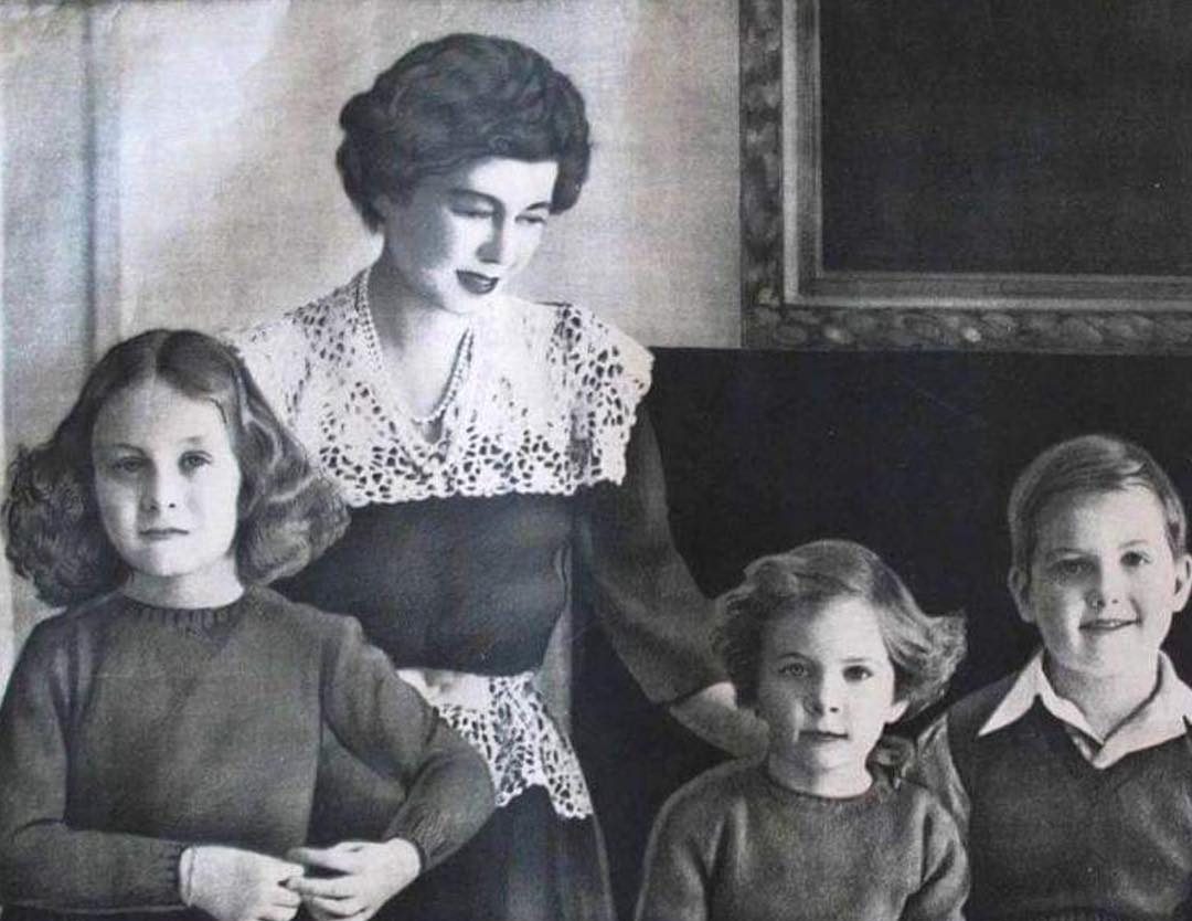 Βασιλιάς Κωνσταντίνος: Εξαιρετικά σπάνιες φωτογραφίες από την παιδική του ηλικία