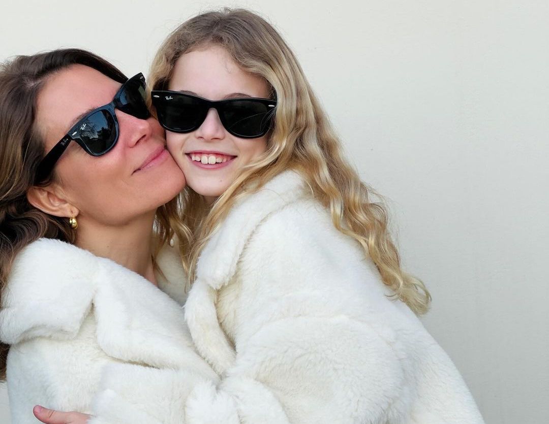 Βίκυ Καγιά: Ποζάρει αγκαλιά με την κόρη της με matching Max Mara παλτό