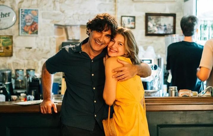 «Maestro»: To αυτοκίνητο της σειράς βγάζει καπνούς ενώ είναι μέσα Παπακαλιάτης-Ανδριολάτου - VIDEO