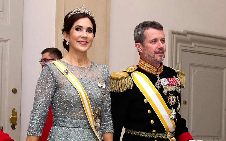 Βασίλισσα Μαίρη: Γιατί όλοι περιμένουν να εμφανιστεί με νέα τιάρα στο ταξίδι της στη Σουηδία;