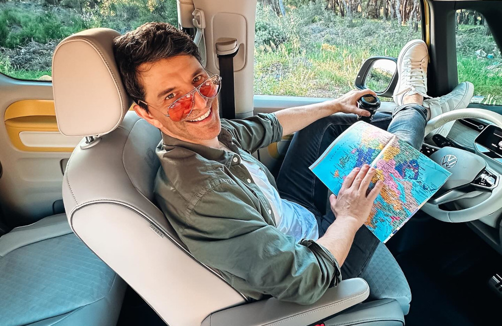 Σάκης Ρουβάς: Στο εστιατόριο του αδερφού του Απόστολου - Φτιάχνουν πίτσα και το κοινό τούς αποθεώνει